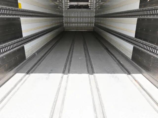 いすゞ ギガ QKG-CYL77AA(6x2)の写真16