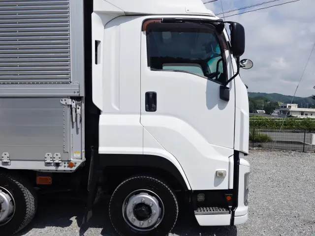 いすゞ ギガ QKG-CYJ77B(8x4)の写真4