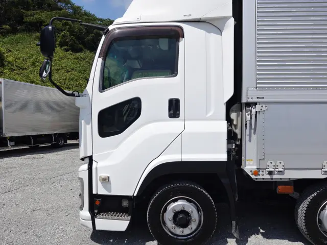 いすゞ ギガ QKG-CYJ77B(8x4)の写真10