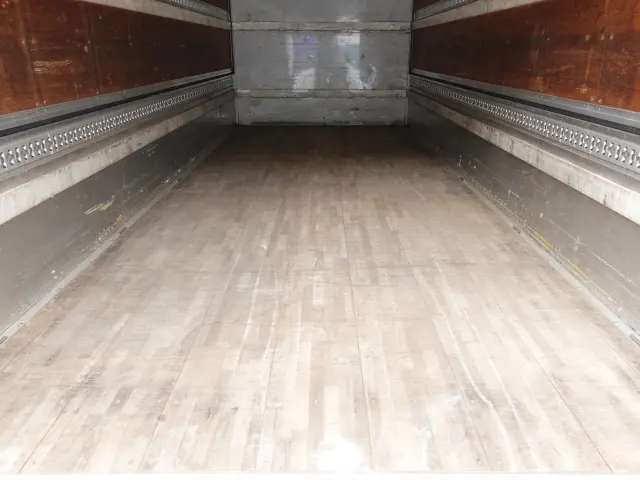 いすゞ フォワード TKG-FRR90T2(2WD)の写真11