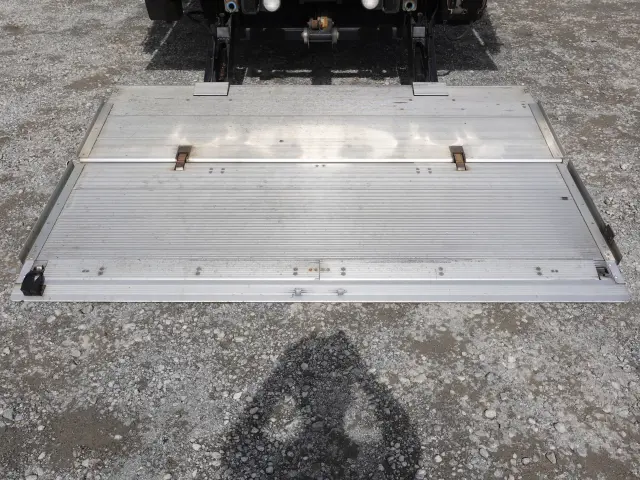 いすゞ フォワード 2PG-FRR90T2(2WD)の写真9