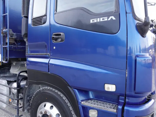 いすゞ ギガ QKG-CYZ77AM(6x4)の写真6