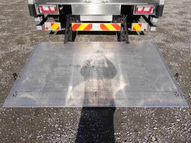 いすゞ フォワード TKG-FRR90T2(2WD)の写真14