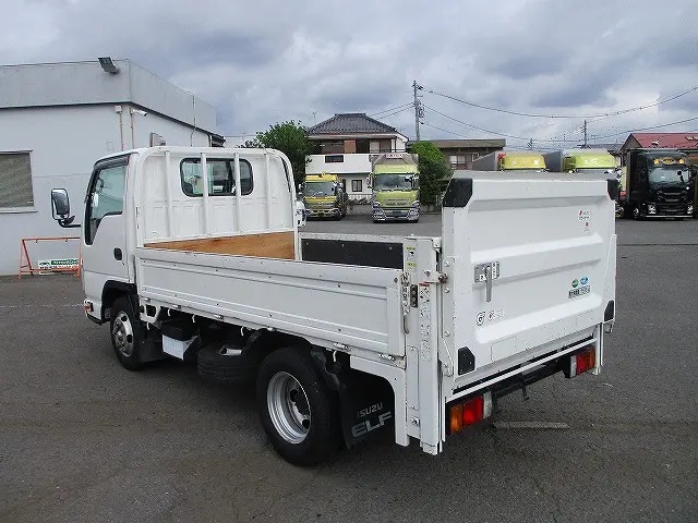 いすゞ エルフ 2RG-NHR88A(2WD)の写真3