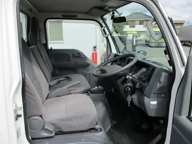 いすゞ エルフ 2RG-NHR88A(2WD)の写真6