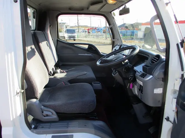 三菱 キャンターガッツ TPG-FBA00(2WD)の写真6