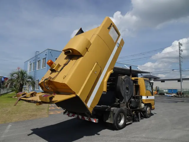 いすゞ エルフ PB-NKR81N(2WD)の写真5