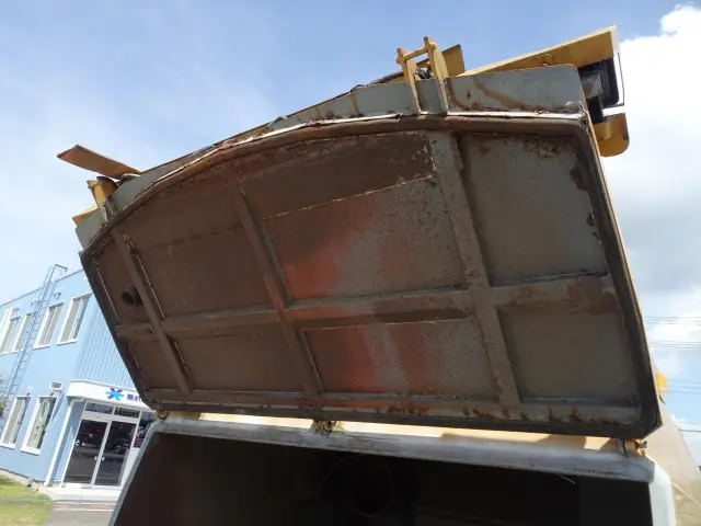 いすゞ エルフ PB-NKR81N(2WD)の写真9