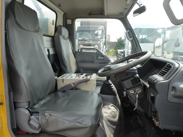 いすゞ エルフ PB-NKR81N(2WD)の写真22