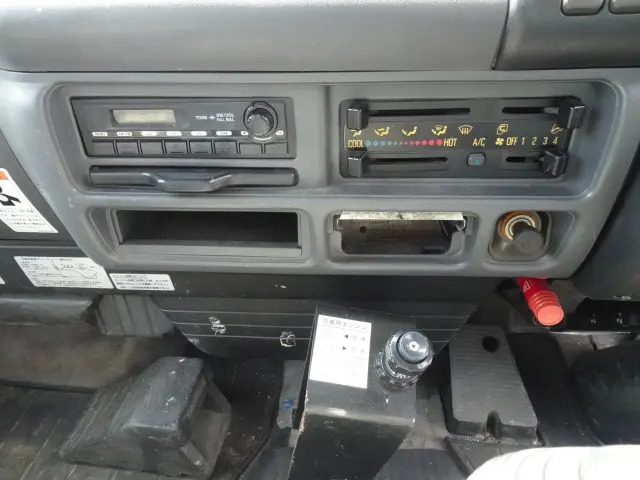 いすゞ エルフ PB-NKR81N(2WD)の写真24