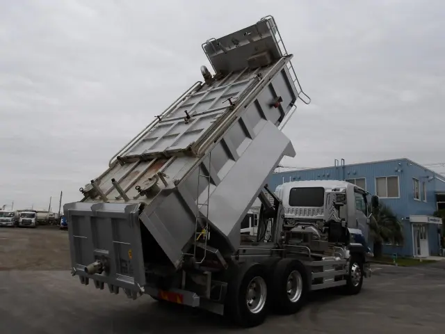 いすゞ ギガ QPG-CXZ77BT(6x4)の写真5