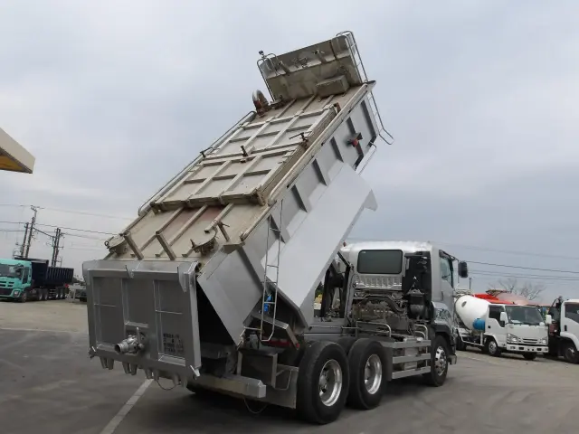 いすゞ ギガ QPG-CXZ77BT(6x4)の写真5