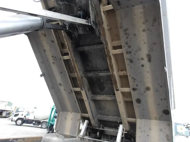 いすゞ ギガ QPG-CXZ77BT(6x4)の写真7