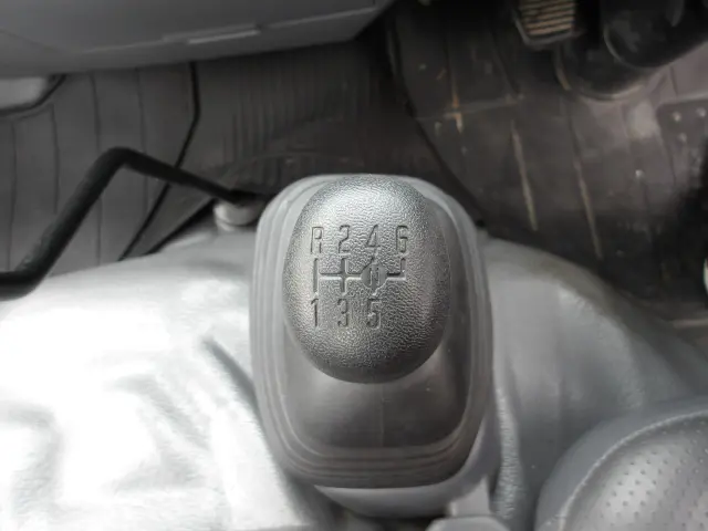 いすゞ エルフ 2RG-NKR88N(2WD)の写真24