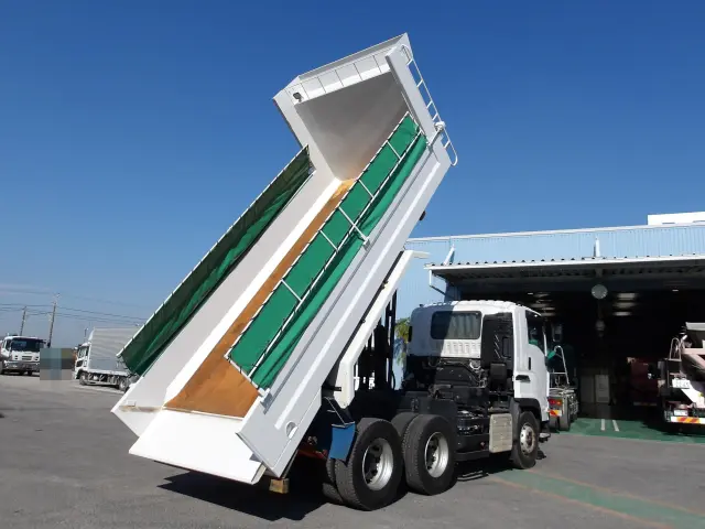 いすゞ ギガ 2PG-CXZ77CT(6x4)の写真5