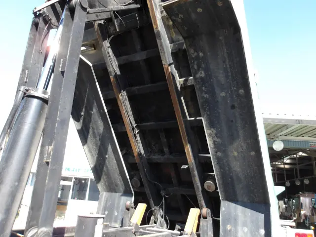 いすゞ ギガ 2PG-CXZ77CT(6x4)の写真7