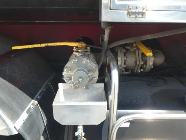 いすゞ ギガ PDG-CYG77P8(6x2)の写真6