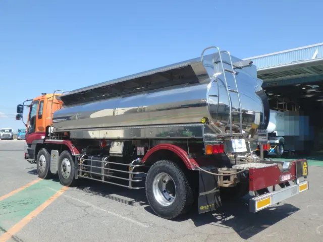 いすゞ ギガ PJ-CYG77P6(6x2)の写真2