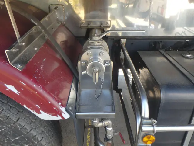 いすゞ ギガ PJ-CYG77P6(6x2)の写真5