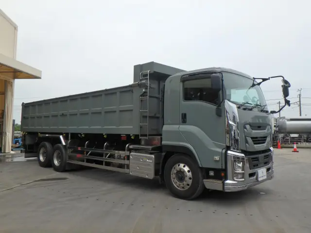 いすゞ ギガ 2PG-CYM77C(6x2)の写真3