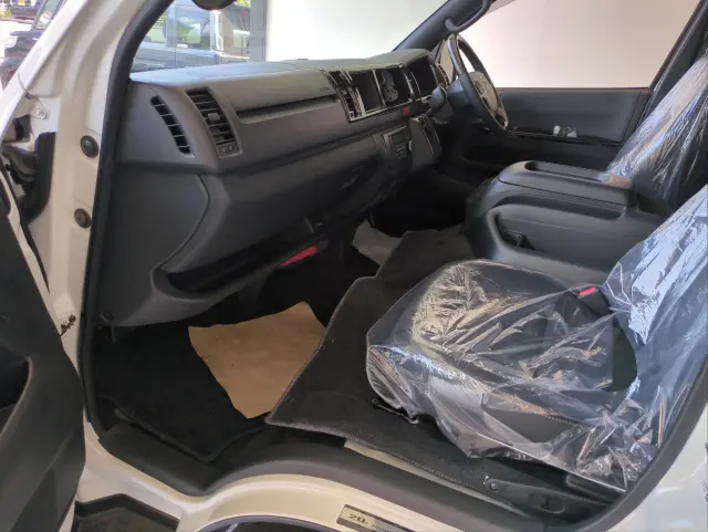 トヨタ ハイエースバン 3DF-GDH211K(2WD)の写真2