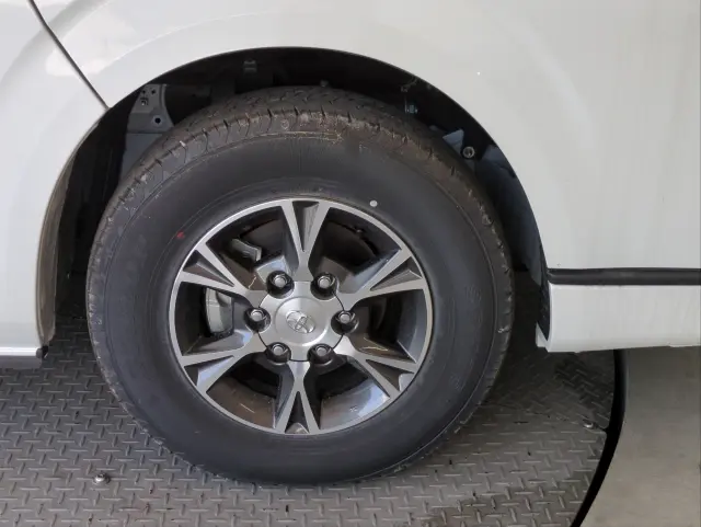 トヨタ ハイエースバン 3DF-GDH211K(2WD)の写真14
