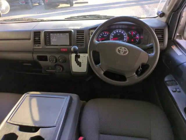 トヨタ ハイエースレジアス QDF-GDH206V(4WD)の写真6