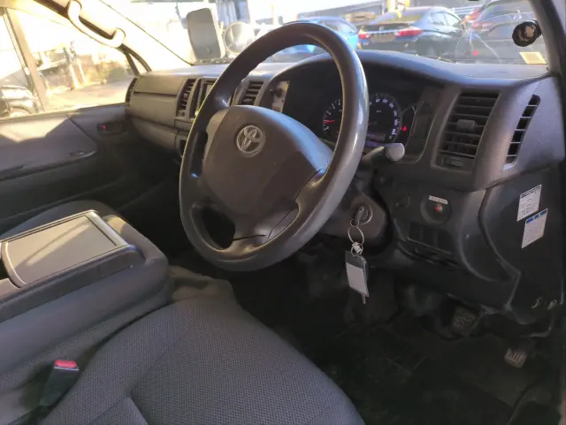 トヨタ ハイエースレジアス QDF-GDH206V(4WD)の写真17