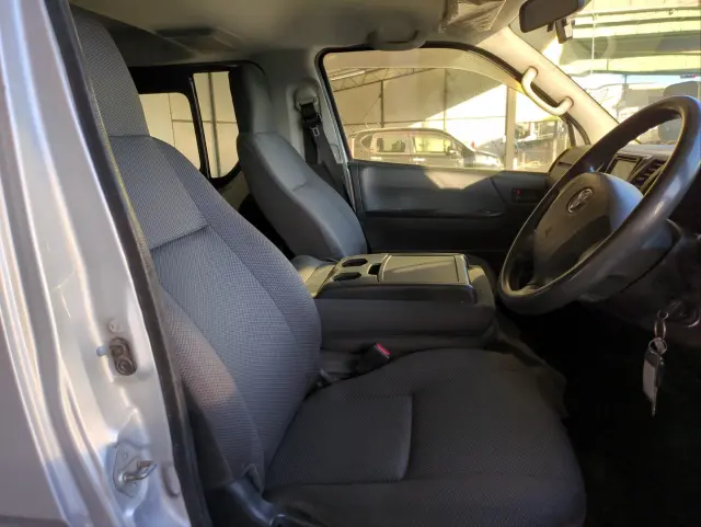 トヨタ ハイエースレジアス QDF-GDH206V(4WD)の写真18