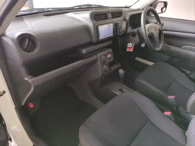 トヨタ プロボックスバン 6AE-NHP160V(2WD)の写真2