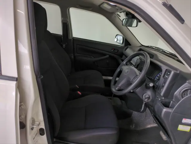 トヨタ プロボックスバン 6AE-NHP160V(2WD)の写真18