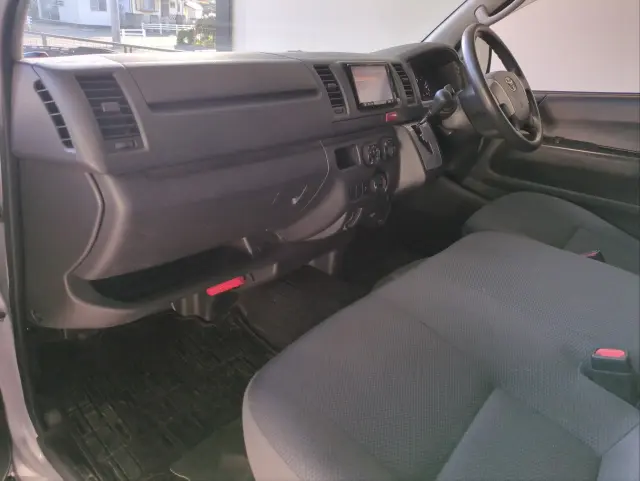 トヨタ ハイエースバン CBF-TRH200V(2WD)の写真2