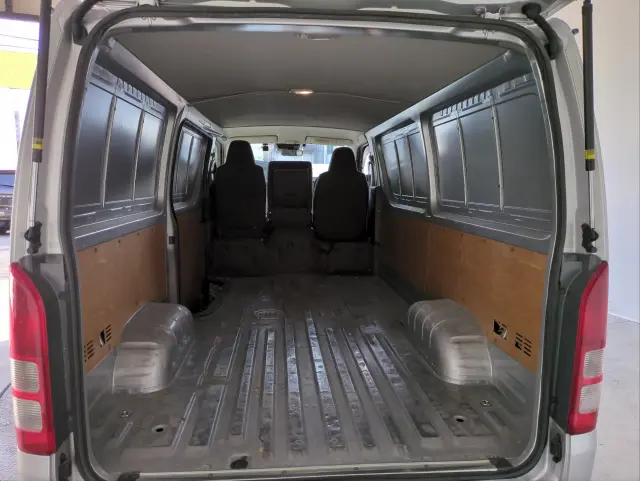 トヨタ ハイエースバン CBF-TRH200V(2WD)の写真5