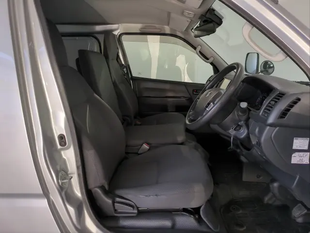 トヨタ ハイエースバン CBF-TRH200V(2WD)の写真19