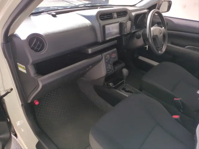 トヨタ プロボックスバン 6AE-NHP160V(2WD)の写真2