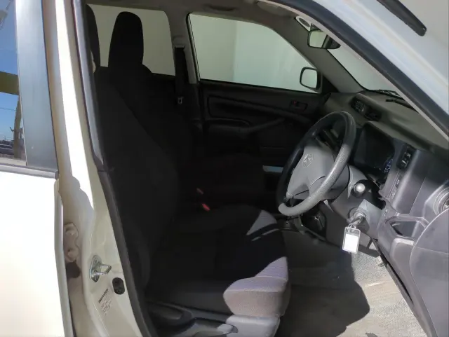 トヨタ プロボックスバン 6AE-NHP160V(2WD)の写真18