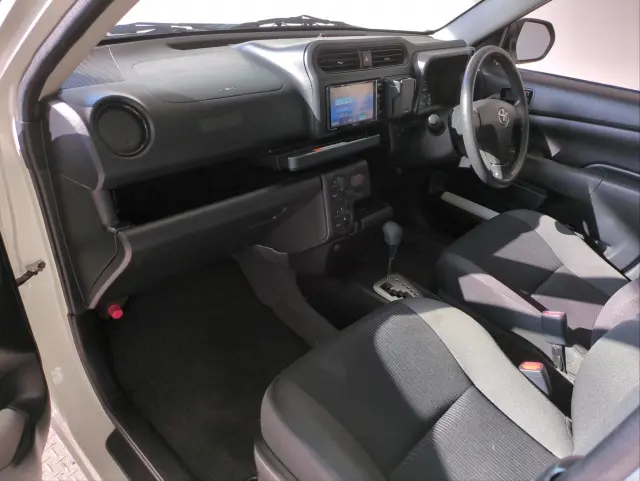 トヨタ プロボックスバン 6AE-NHP160V(2WD)の写真2