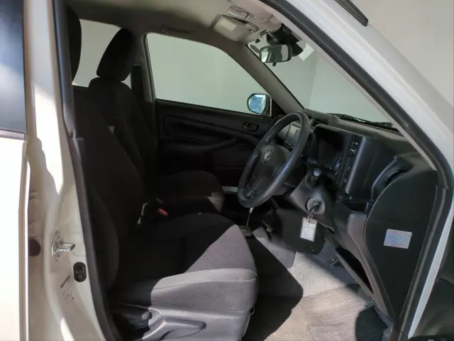 トヨタ プロボックスバン 6AE-NHP160V(2WD)の写真19