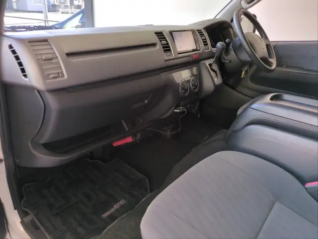 トヨタ ハイエースレジアス CBF-TRH200Vの写真2
