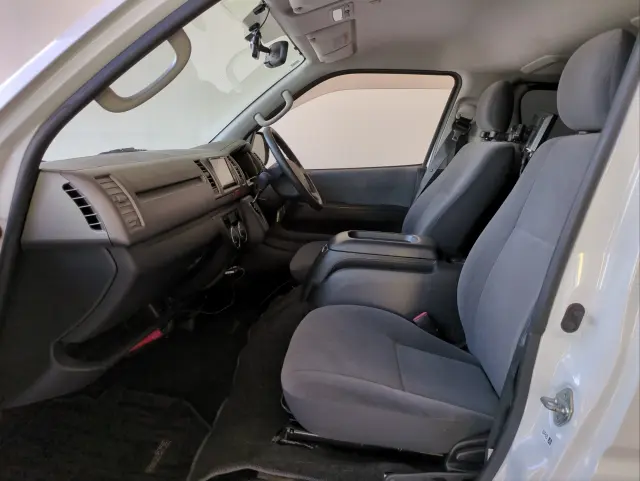 トヨタ ハイエースレジアス CBF-TRH200Vの写真3