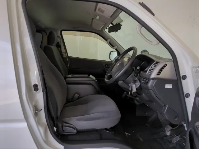 トヨタ ハイエースレジアス CBF-TRH200Vの写真19
