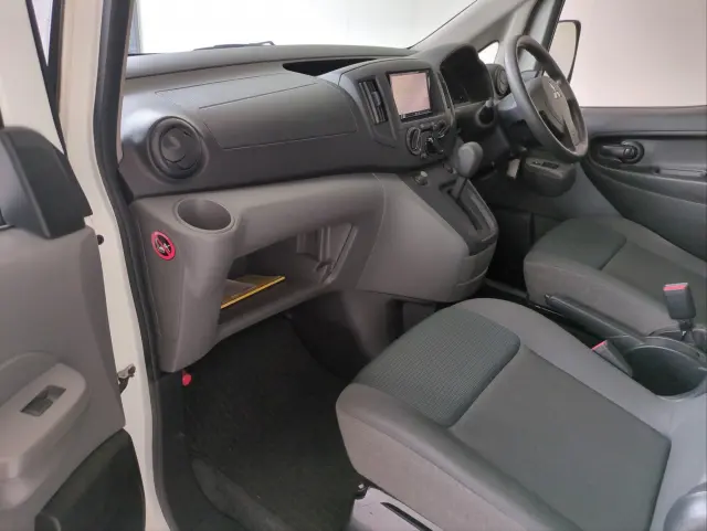 三菱 デリカ ＤＢＦ-ＢＶＭ20(2WD)の写真2