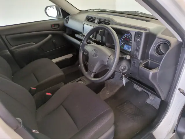 トヨタ プロボックスバン 6AE-NHP160V(2WD)の写真17