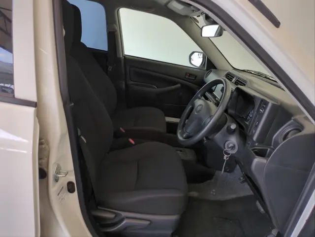 トヨタ プロボックスバン 6AE-NHP160V(2WD)の写真18