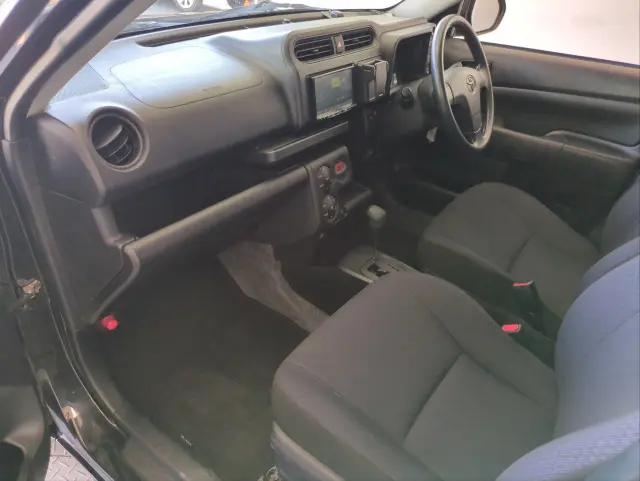 トヨタ プロボックスバン 6AE-NHP160V(2WD)の写真2