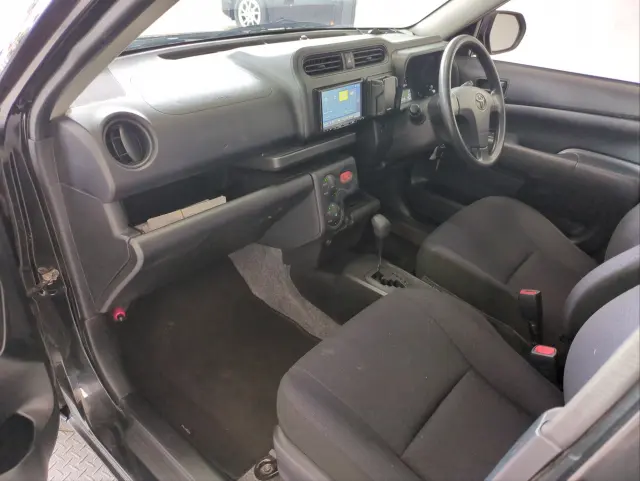 トヨタ プロボックスバン 6AE-NHP160V(2WD)の写真2