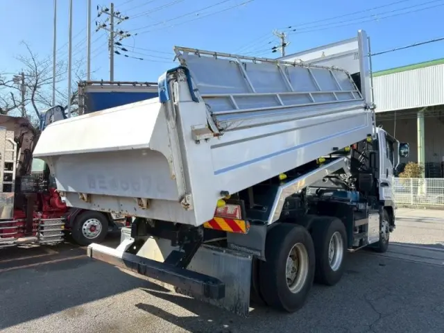 いすゞ ギガ 2PG-CXZ77CT(6x4)の写真7