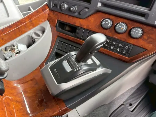 UD クオン 2PG-CD5CA(6x2)の写真26