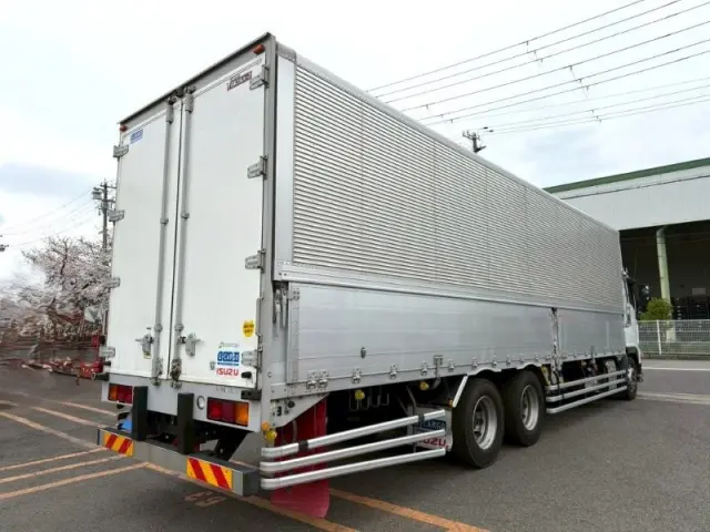 いすゞ ギガ QKG-CYL77B(6x2)の写真3