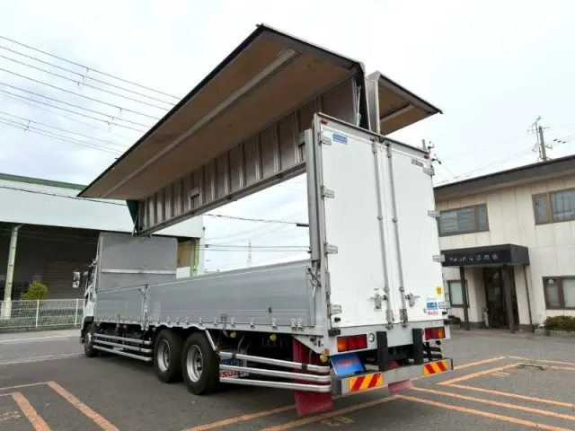 いすゞ ギガ QKG-CYL77B(6x2)の写真8